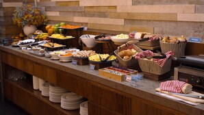 Un buffet proposant une variété de plats et une machine à café.