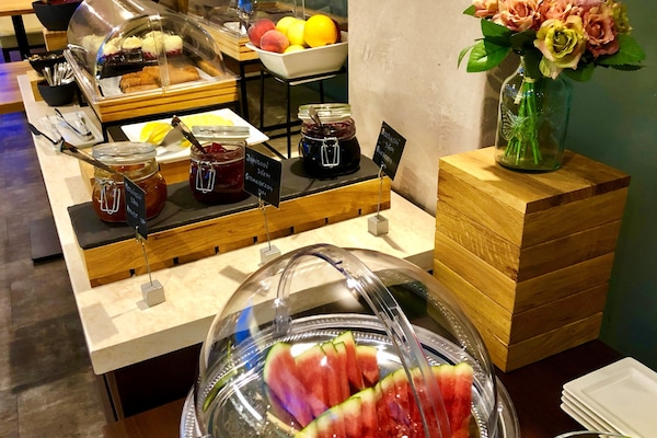 Free daily buffet breakfast