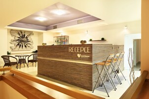 热石按摩、体膜护理、身体磨砂、按摩/护理室、指（趾）甲修剪和护理、按摩服务