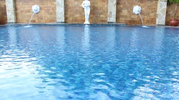 Piscina externa, espreguiçadeiras