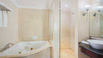 Presidential Room, Non Smoking, City View | Bathroom | Shower, free toiletries, hair dryer, slippers