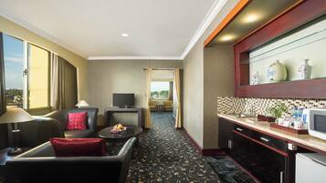 Presidential Room, Non Smoking, City View | Living area