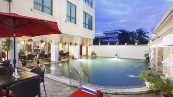Outdoor pool, pool loungers