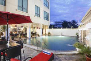 Piscina externa, espreguiçadeiras