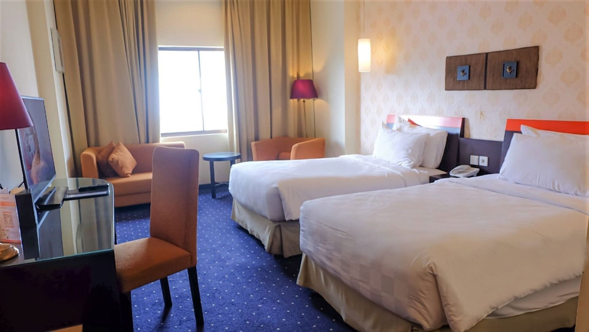 Hochwertige Bettwaren, Minibar, Zimmersafe, Schreibtisch