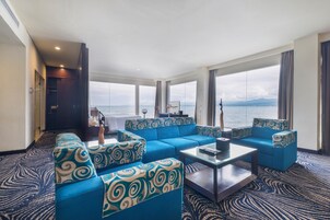 Grand Suite | Living area | TV