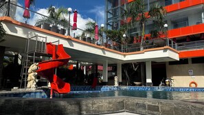 室外游泳池，日光浴躺椅