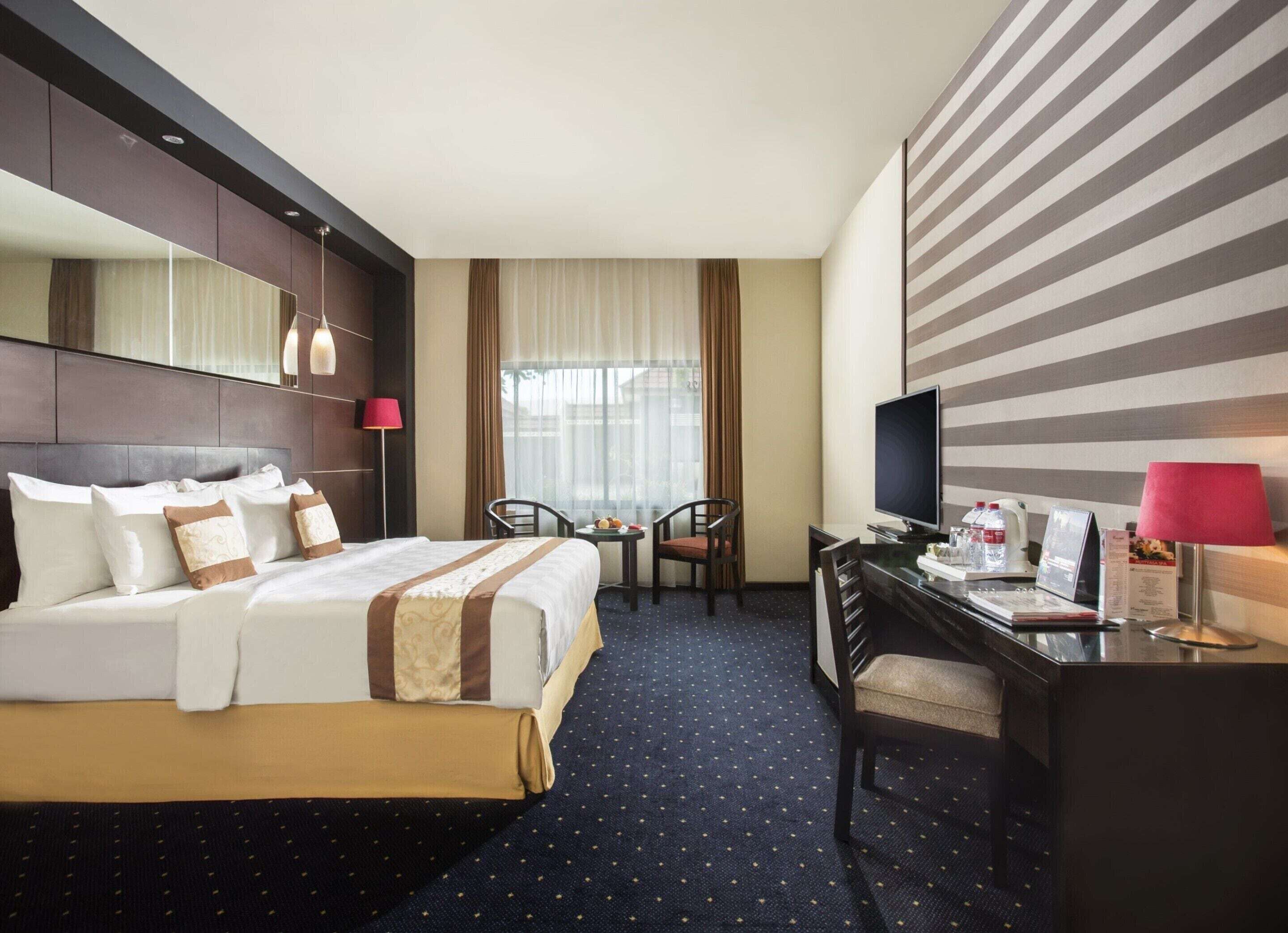 Hochwertige Bettwaren, Minibar, Zimmersafe, Schreibtisch