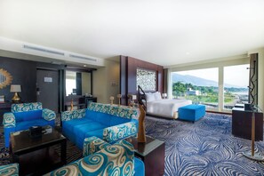 Grand Suite | Living area | TV