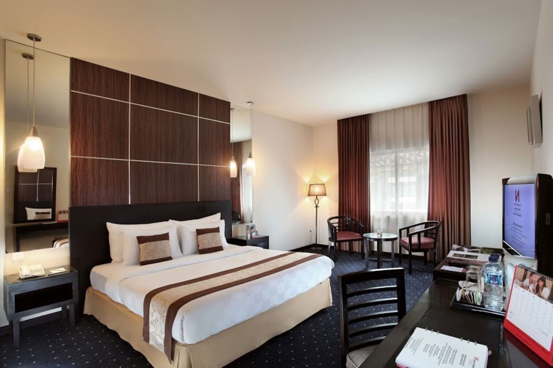 Hochwertige Bettwaren, Minibar, Zimmersafe, Schreibtisch