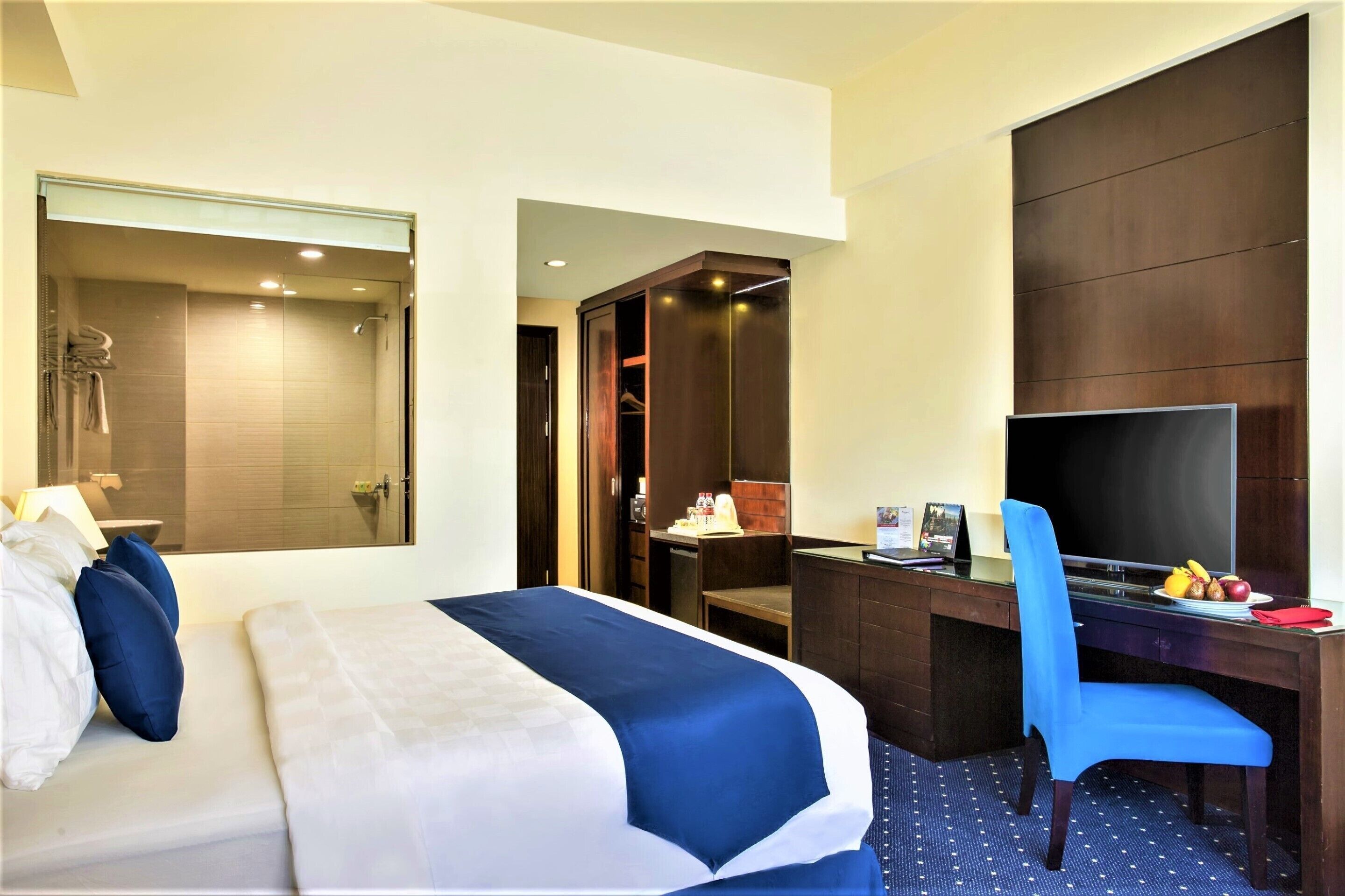 Hochwertige Bettwaren, Minibar, Zimmersafe, Schreibtisch