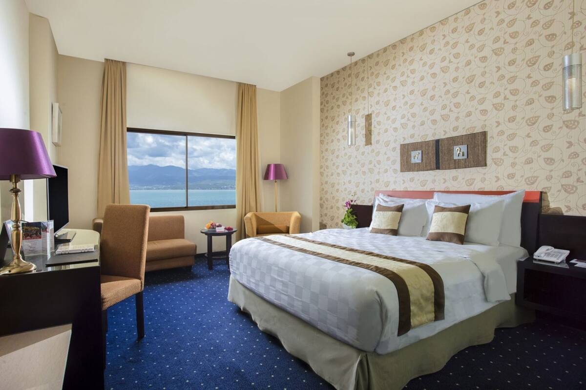 Hochwertige Bettwaren, Minibar, Zimmersafe, Schreibtisch