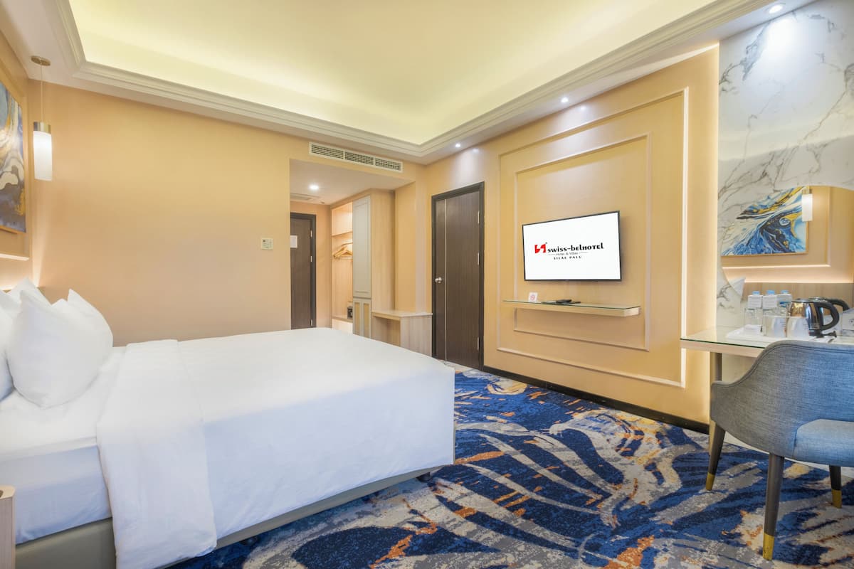 Premium bedding, minibar, in-room safe, desk