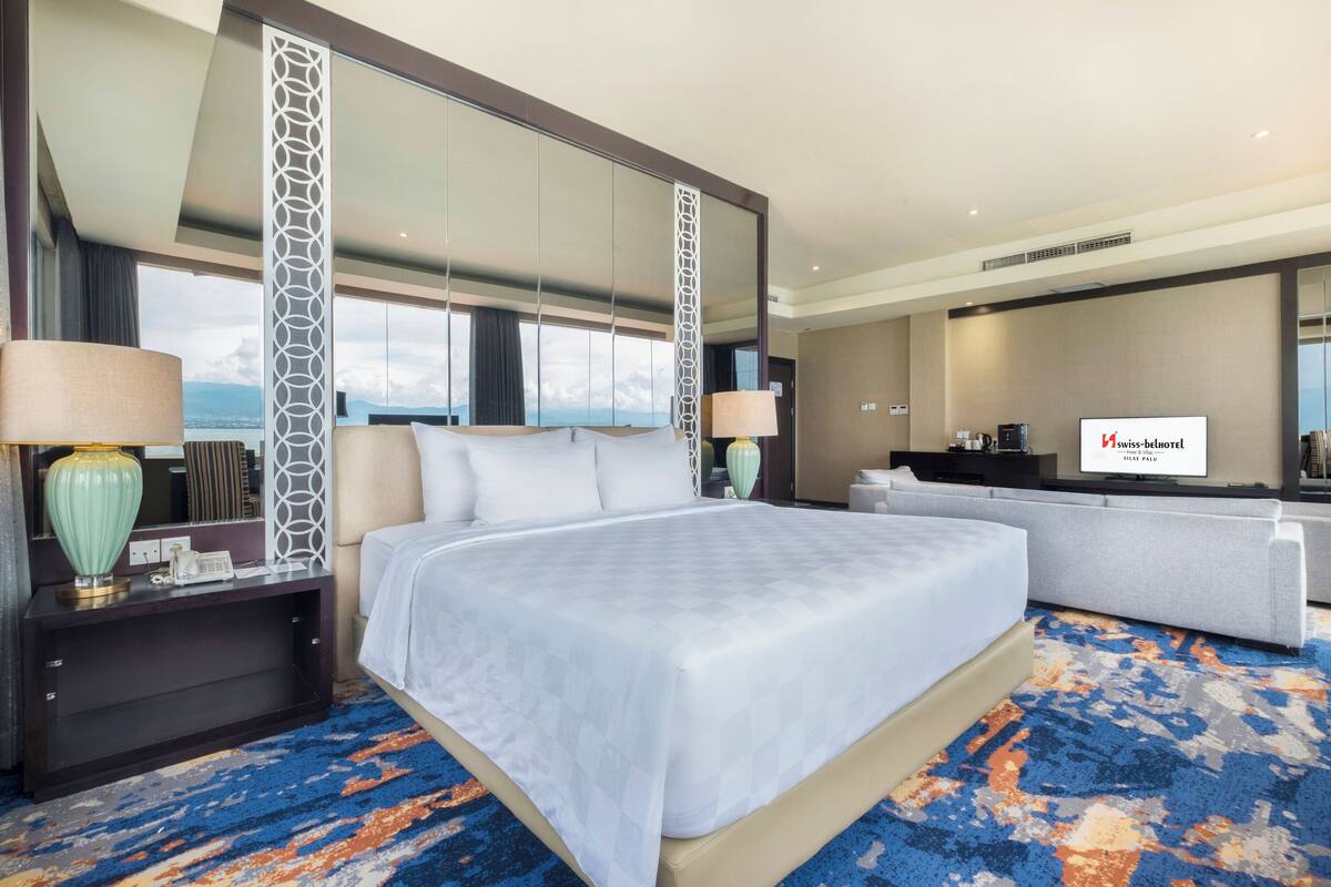 Executive Suite Hotel | Premium bedding, minibar, in-room safe, desk