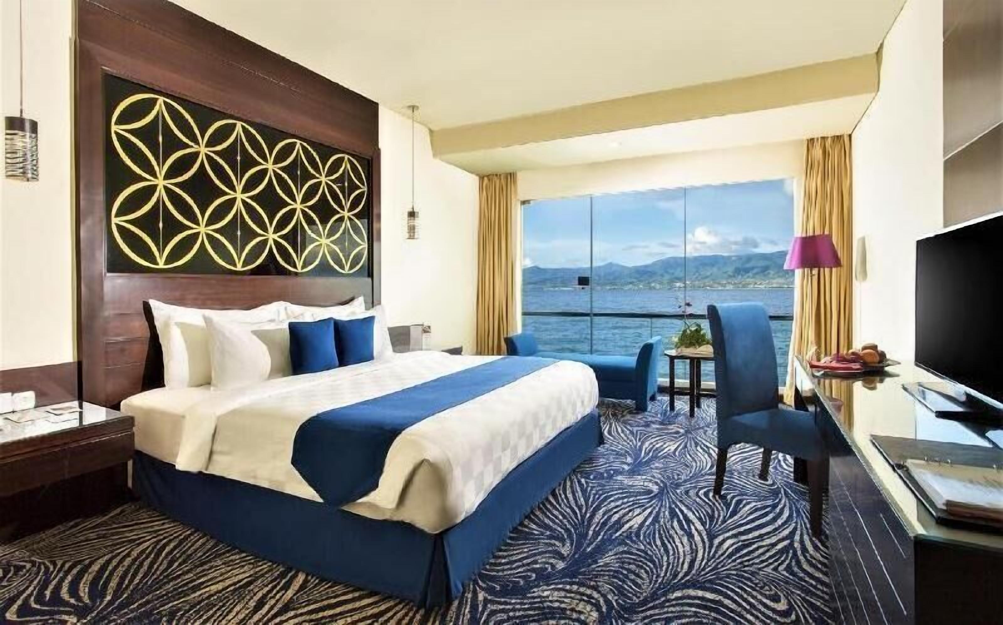 Hochwertige Bettwaren, Minibar, Zimmersafe, Schreibtisch