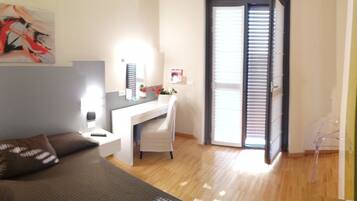 Doppia Standard | 1 camera, copriletto in piuma, una cassaforte in camera, una scrivania