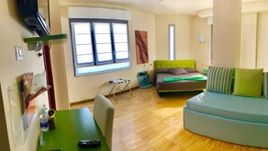 Superior Triple Room | Down comforters, in-room safe, desk, soundproofing - MiHotel  (Milan)
