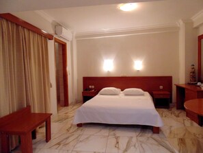 Kamar Double atau Twin | Seprai katun Mesir, brankas, dan tempat tidur bayi gratis