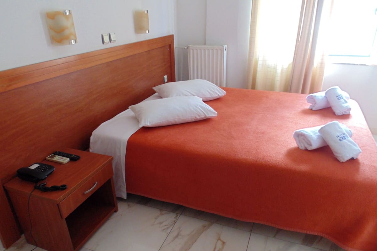 Egyptian cotton sheets, in-room safe, cribs (free)