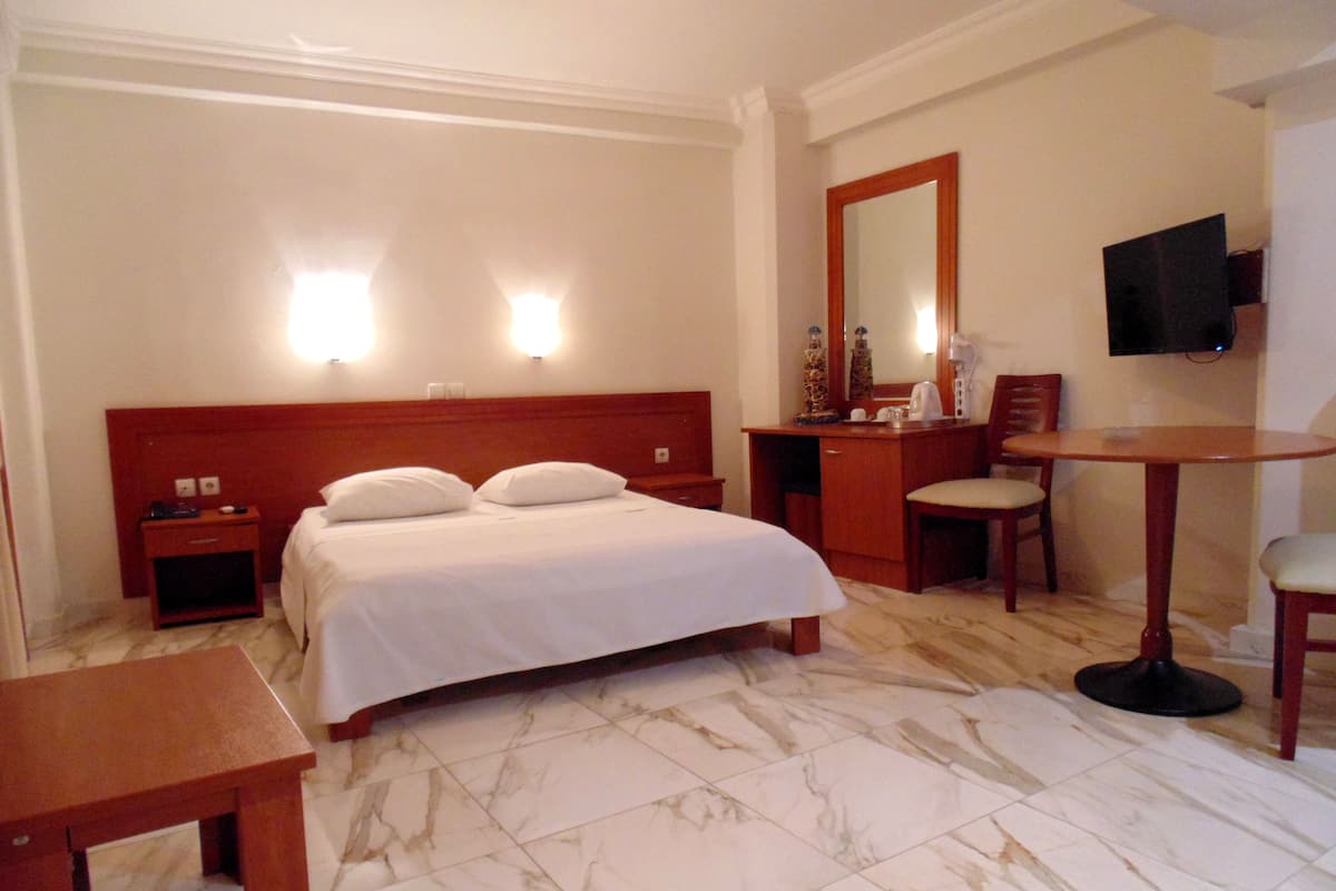 Double or Twin Room | Egyptian cotton sheets, in-room safe, free cribs/infant beds