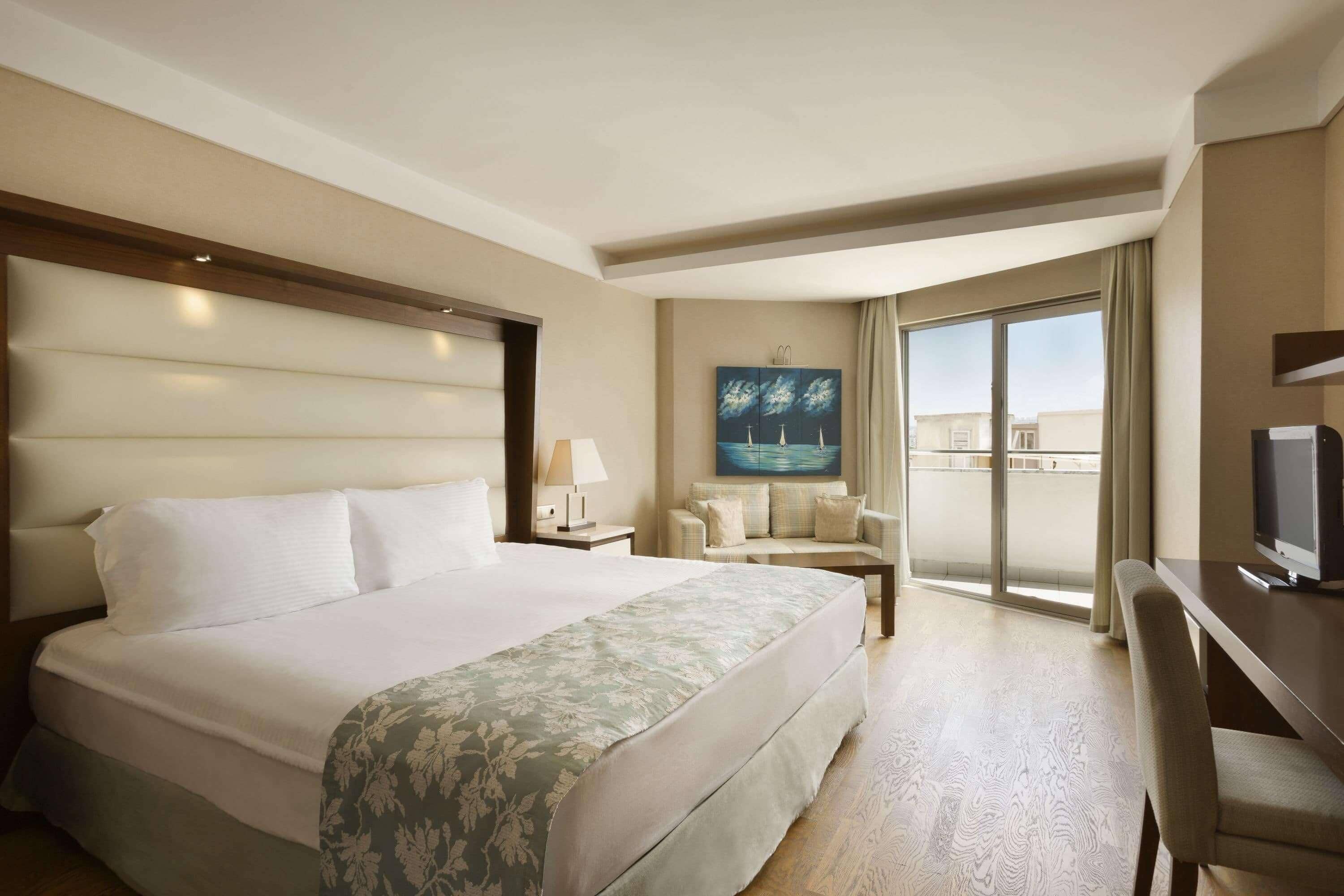 Ropa de cama de alta calidad, minibar, caja fuerte y escritorio
