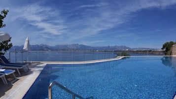 Piscina coperta, piscina all'aperto, cabine incluse nel prezzo