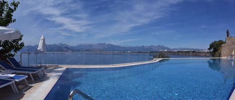 Piscine couverte, piscine extérieure, cabanons gratuits