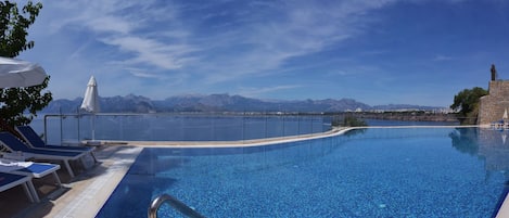 Piscine couverte, piscine extérieure, cabanons gratuits