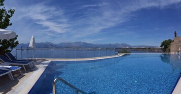 Una piscina techada, una piscina al aire libre, camas de piscina gratis