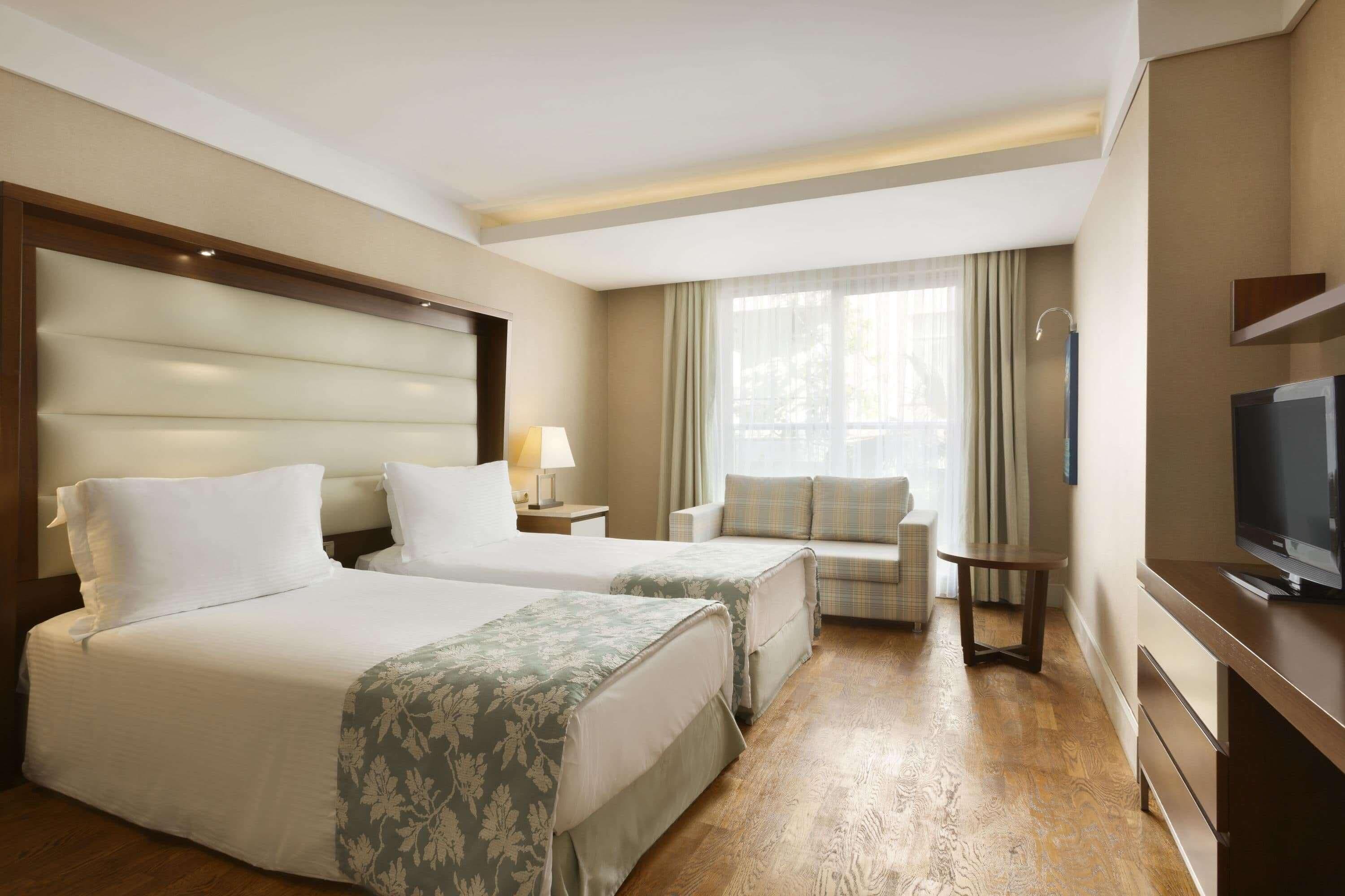 Ropa de cama de alta calidad, minibar, caja fuerte y escritorio