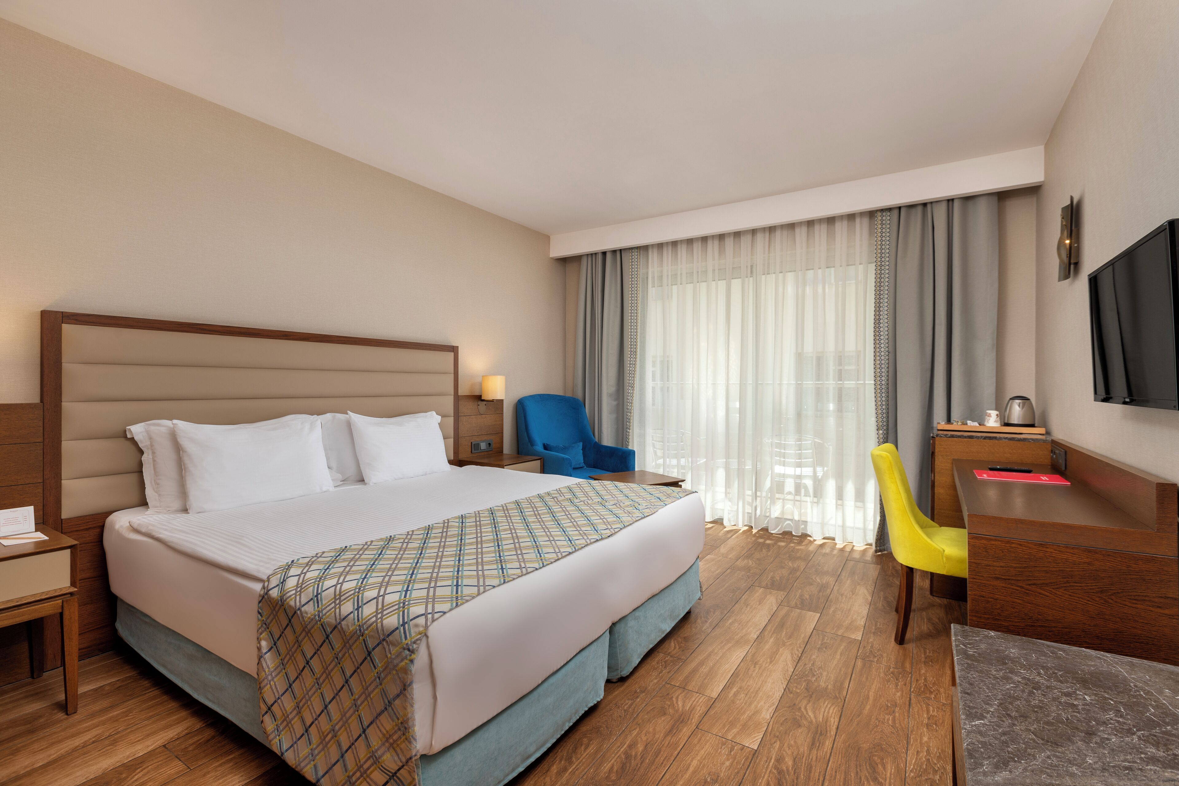 Ropa de cama de alta calidad, minibar, caja fuerte y escritorio