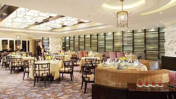 2 restaurants servant le déjeuner et le dîner, plats Cuisine chinoise