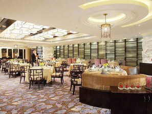 2 restaurants; ze serveren er lunch en diner 