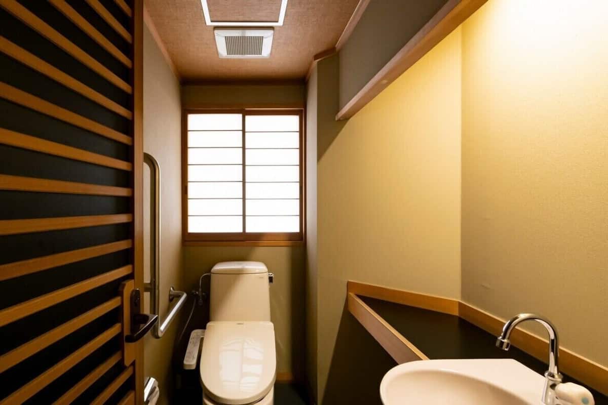 Bathroom | Separate tub and shower, free toiletries, hair dryer, slippers