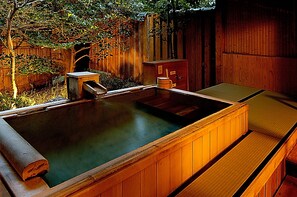離れ露天風呂付き客室「若松」または「若竹」 | ミニバー、セーフティボックス (室内)、遮光カーテン、アイロン / アイロン台