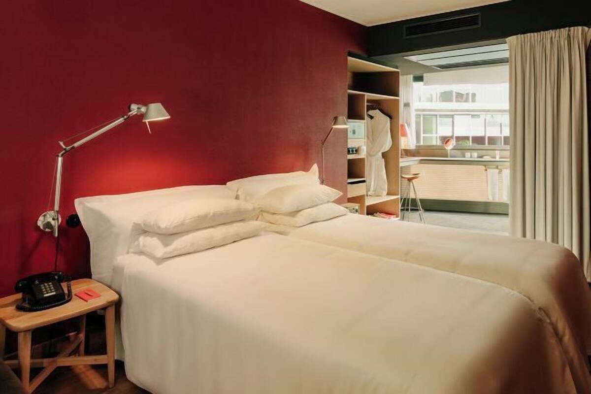 Ropa de cama de alta calidad y caja de seguridad en la habitación