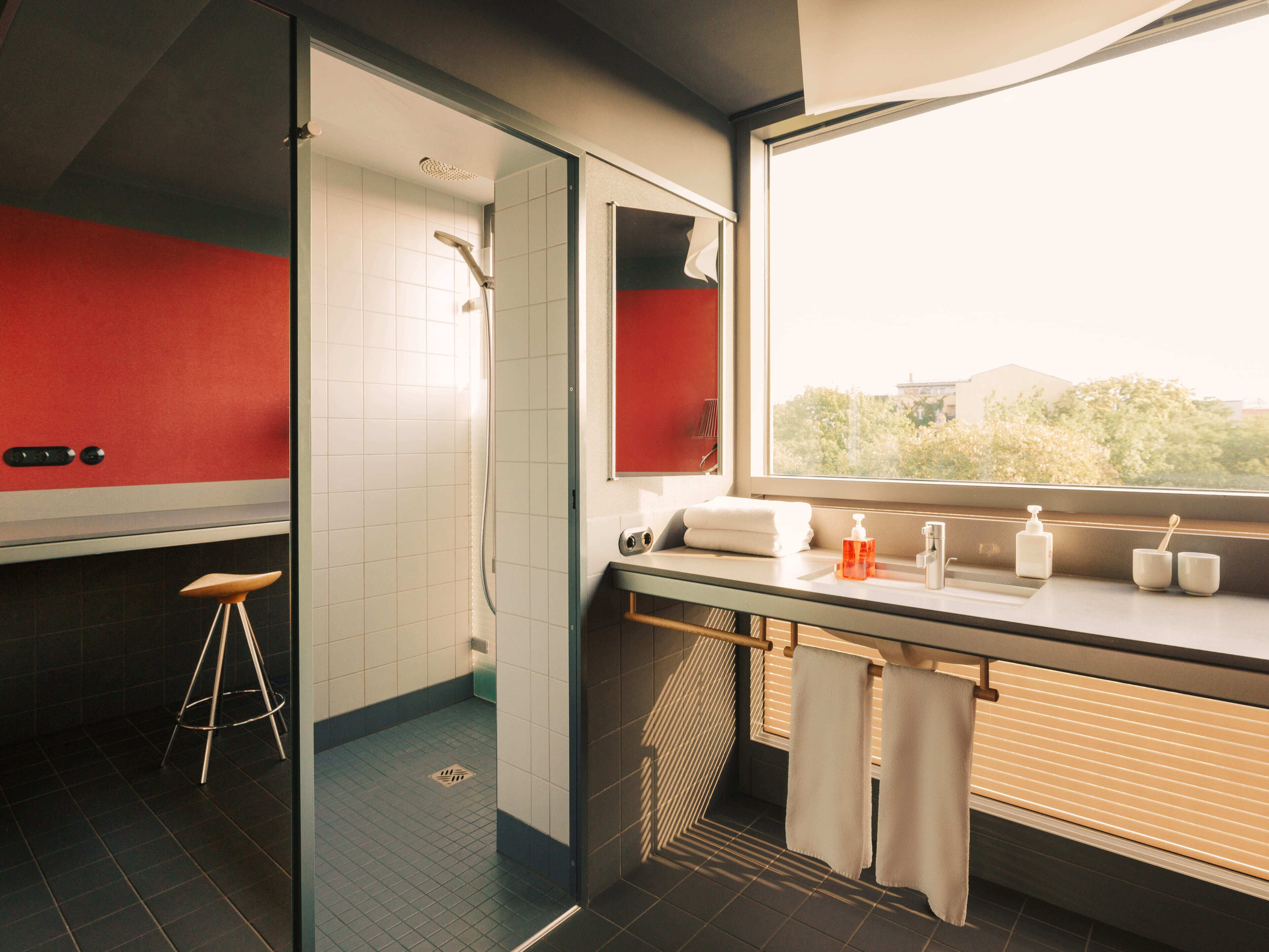 Camper king view | 高档床上用品、客房内保险箱、特色装修、办公桌