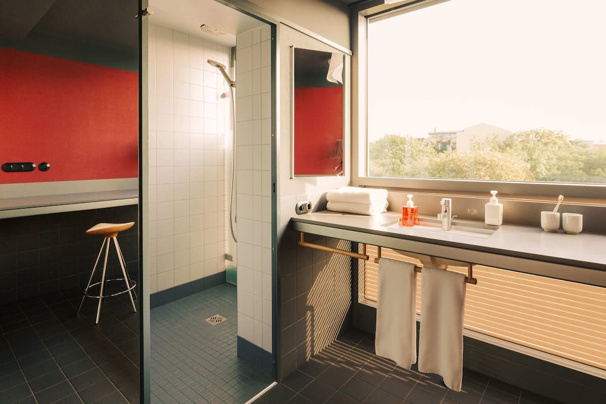 Camper king view | 高档床上用品、客房内保险箱、特色装修、办公桌