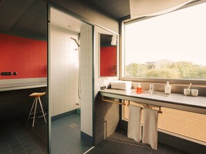 Camper king view | Sengetøy av topp kvalitet, safe på rommet og individuelt dekorert