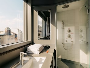 Habitació doble | Roba de llit d'alta qualitat i caixa forta a l'habitació 