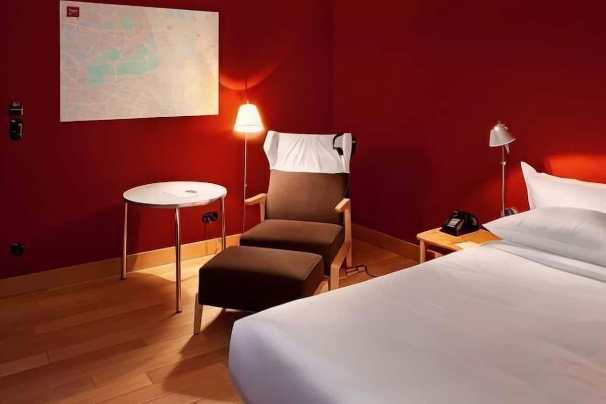 Premium bedding, in-room safe, individually decorated, desk