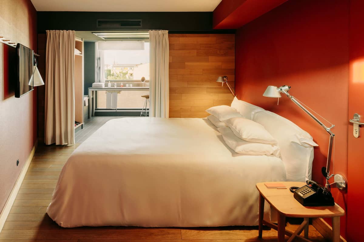 Camper Corner King | 高档床上用品、客房内保险箱、特色装修、办公桌