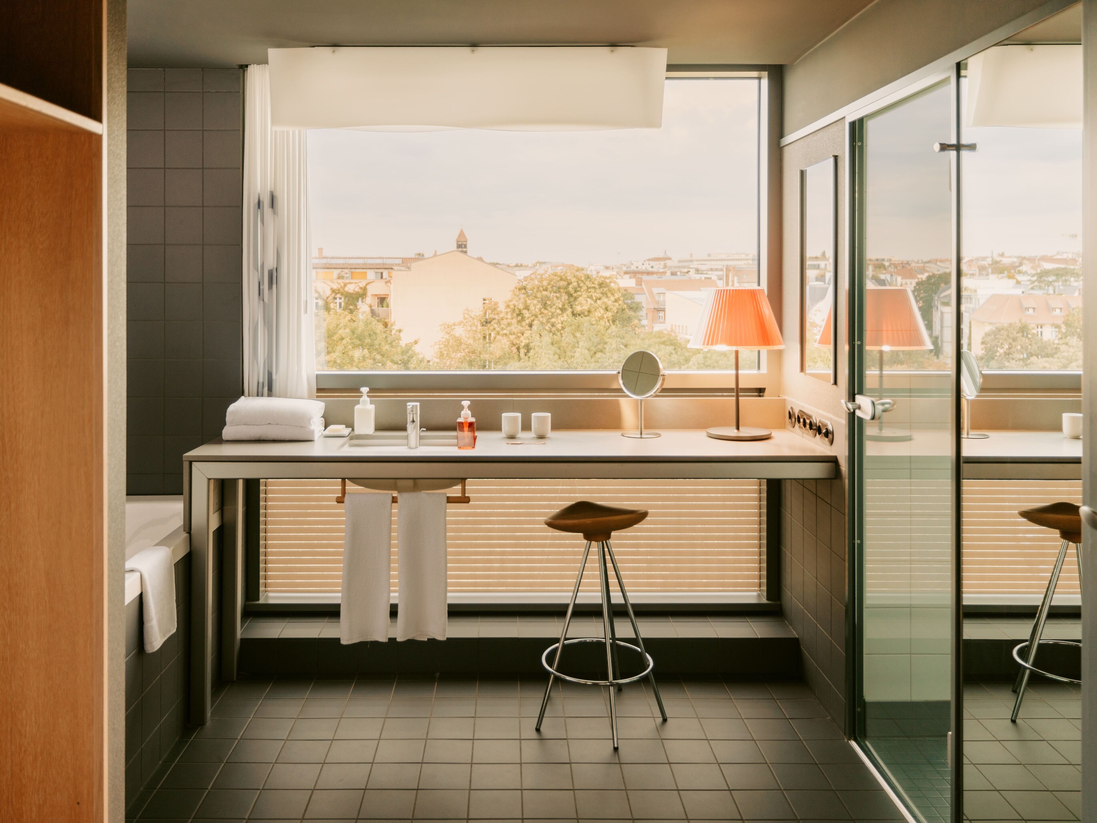 Camper Room | 高档床上用品、客房内保险箱、特色装修、办公桌