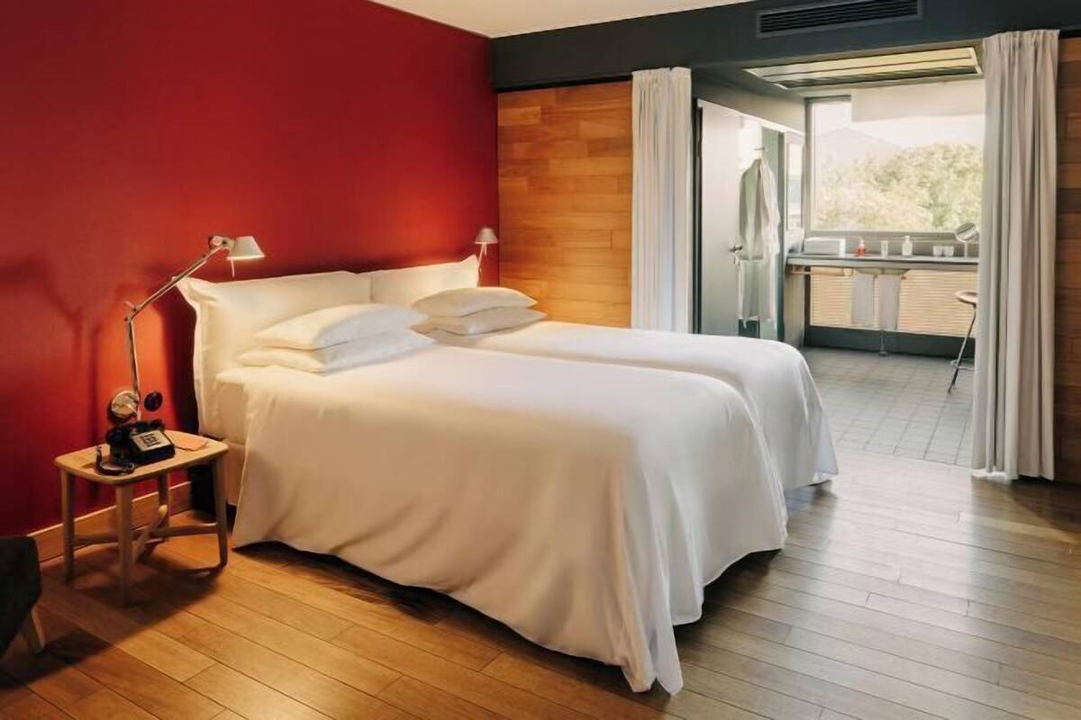 Ropa de cama de alta calidad y caja de seguridad en la habitación