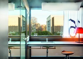 Prémium ágynemű, széf a szobában, egyedi dekoráció és íróasztal