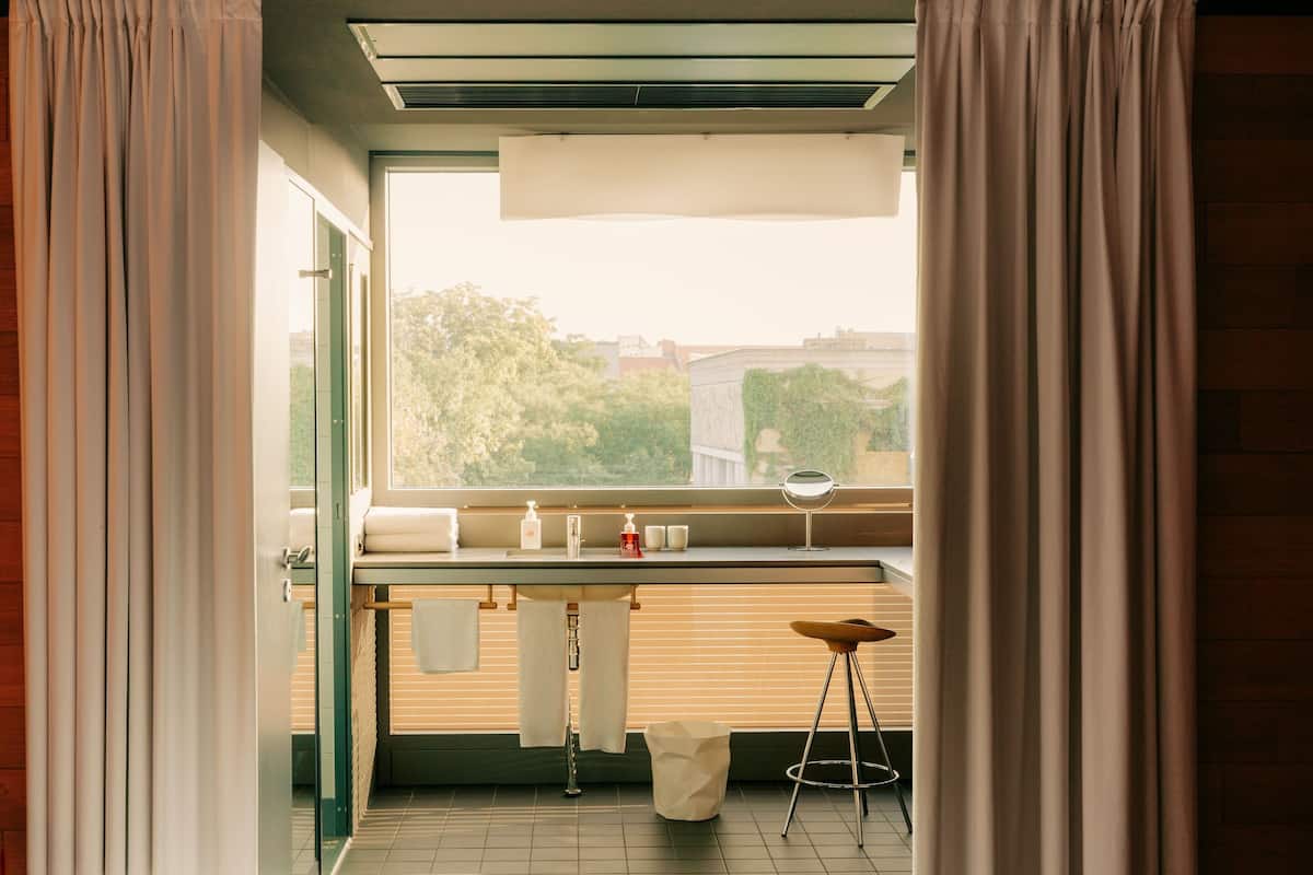 Camper Twin | 高档床上用品、客房内保险箱、特色装修、办公桌