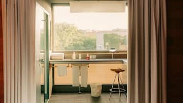 Camper Twin | Ylelliset vuodevaatteet, tallelokero huoneessa