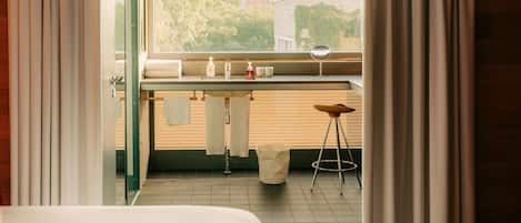 Ropa de cama de alta calidad y caja de seguridad en la habitación