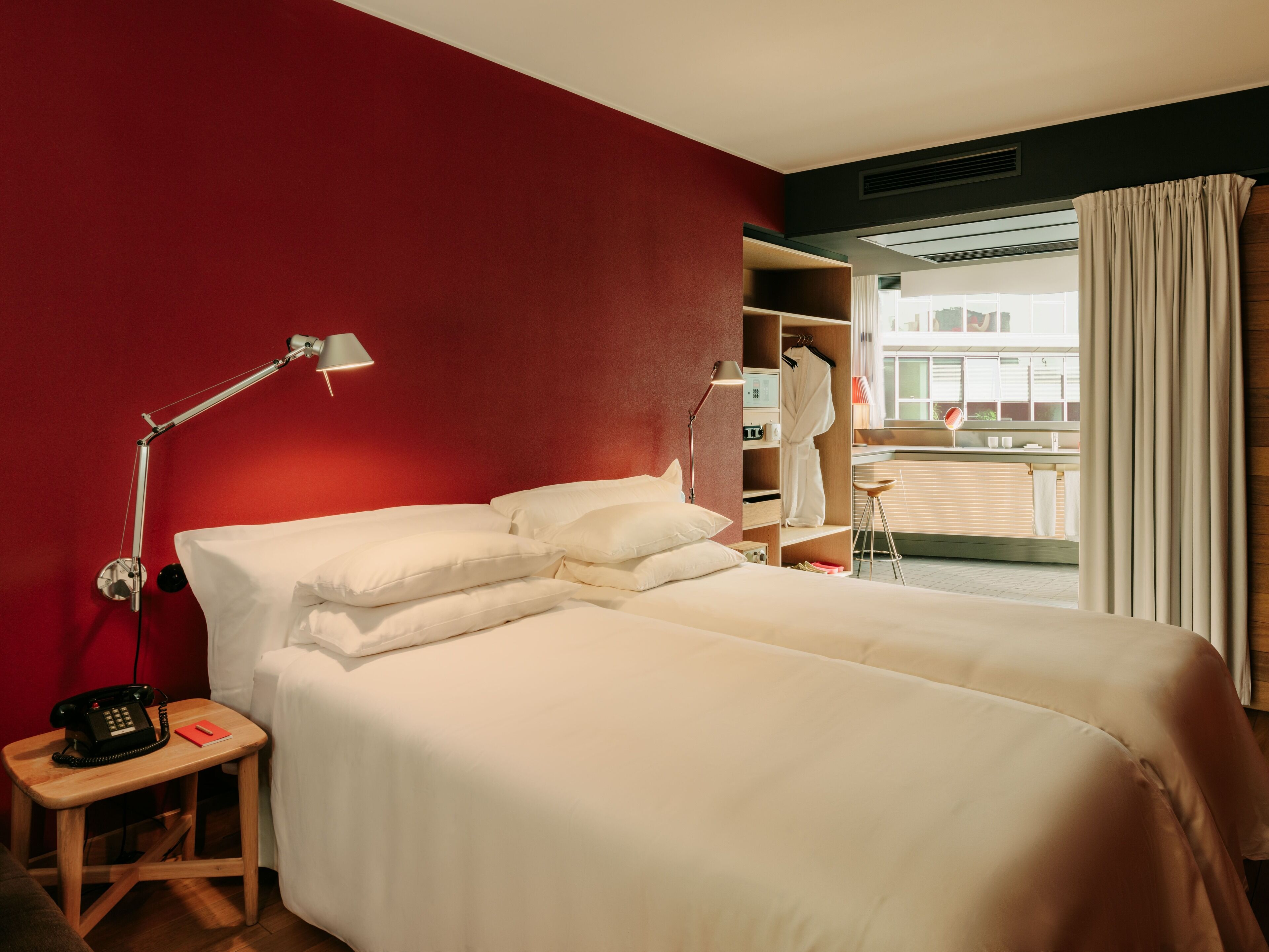 Camper Corner Twin | 高档床上用品、客房内保险箱、特色装修、办公桌