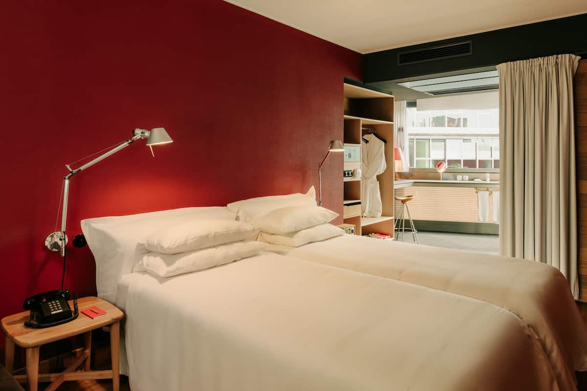 Camper Corner Twin | 高档床上用品、客房内保险箱、特色装修、办公桌